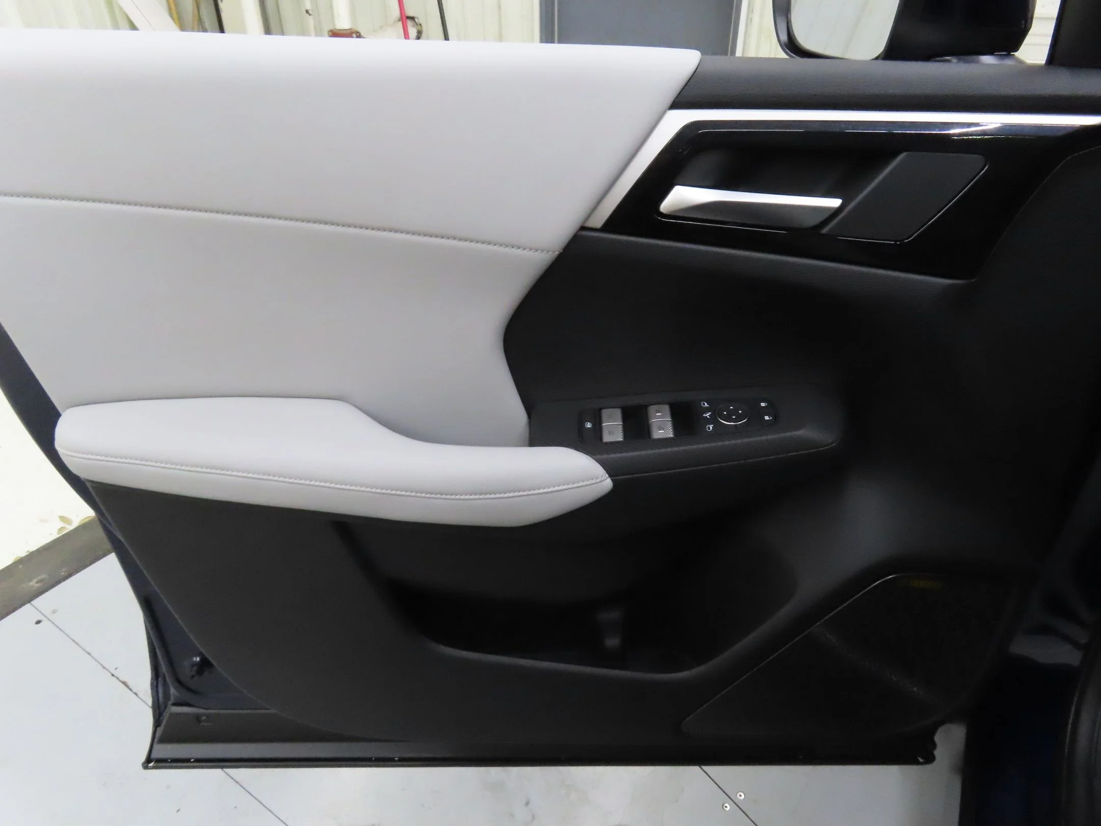 Used 2025 Blue Mitsubishi SE image 10