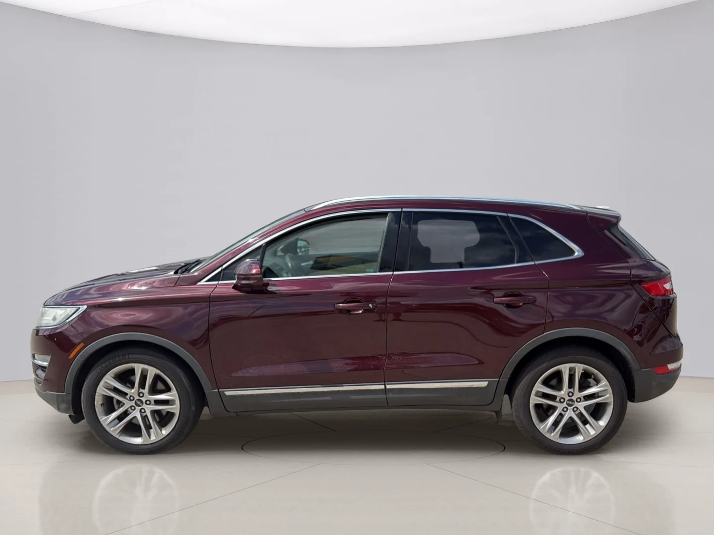 Used 2016 Red Lincoln RESERVE AWD image 2