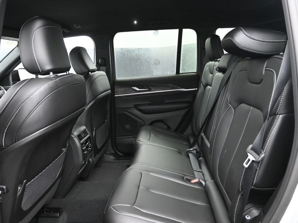 New 2025 Silver Zynith Exterior Paint Jeep Limited image 13