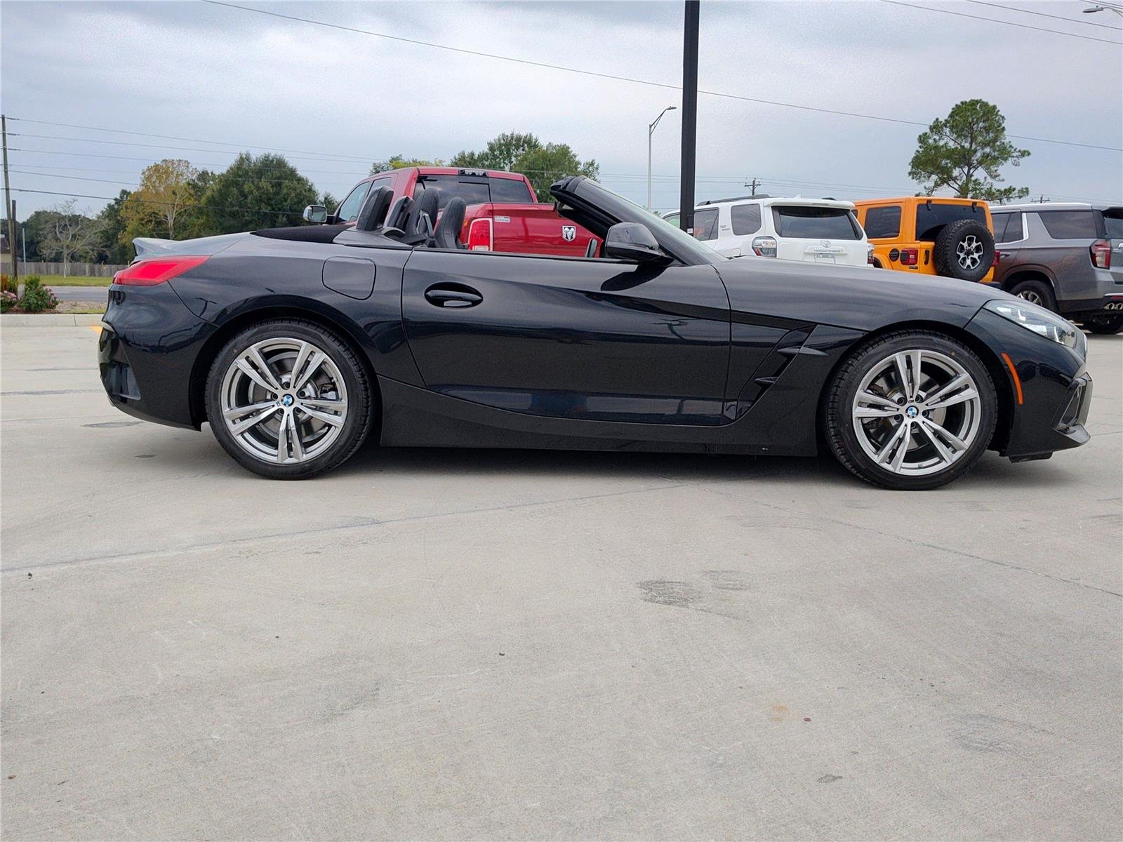 Used 2025 Black Sapphire Metallic BMW sDrive30i image 9