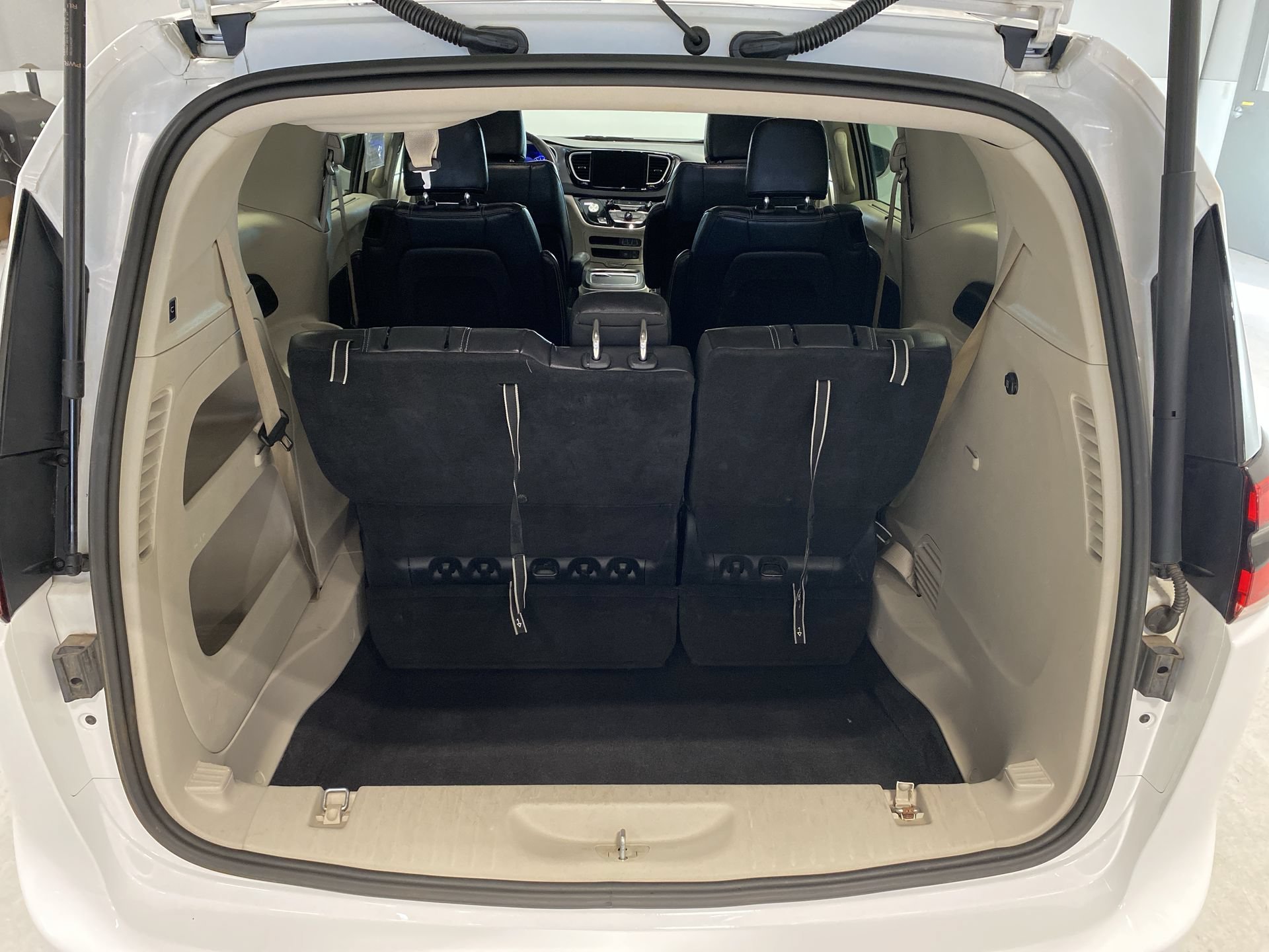 Used 2022 Bright White Clearcoat Chrysler Touring L image 23