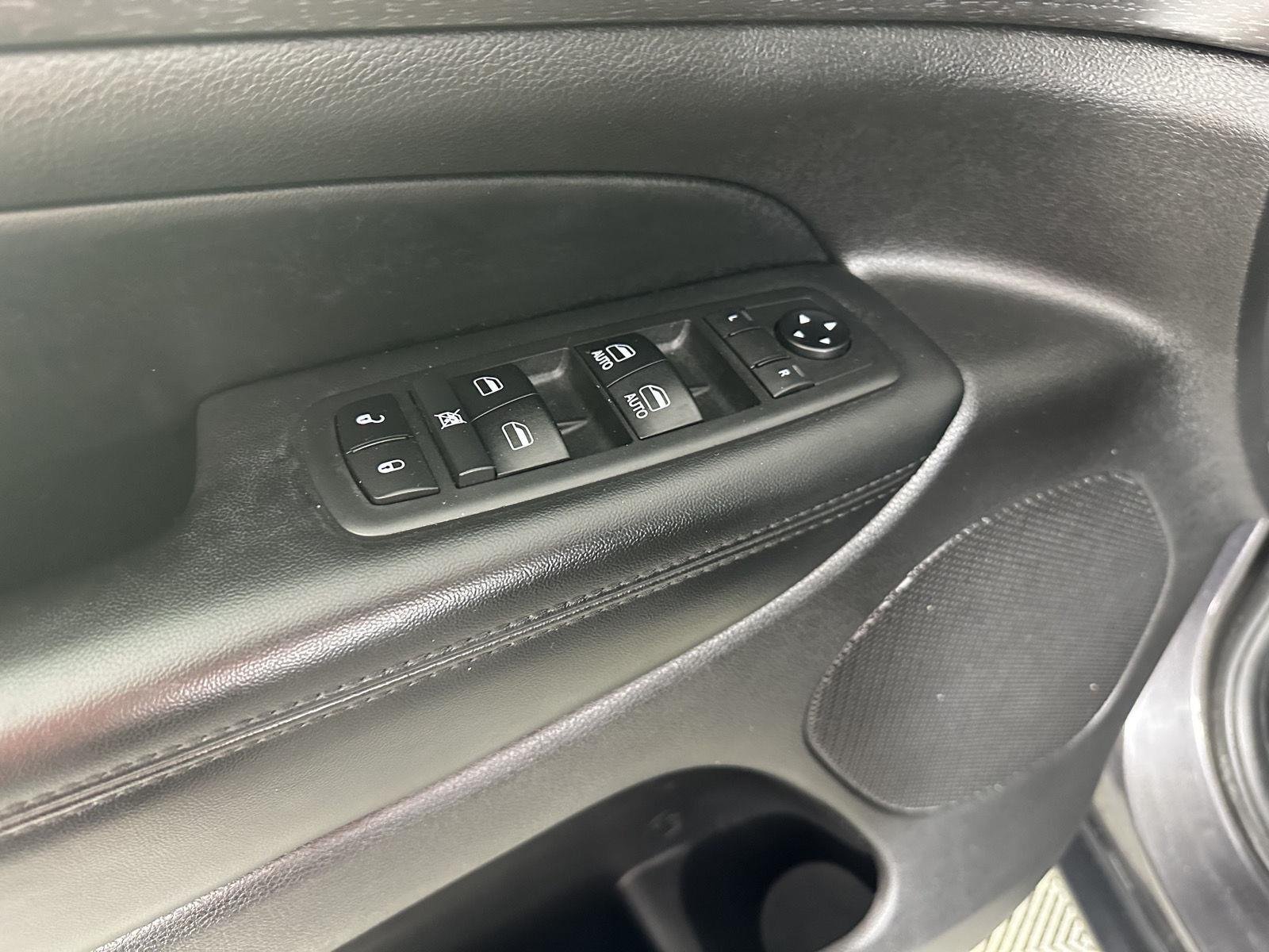 Used 2018 Granite Crystal Metallic Clearcoat Jeep Laredo E image 28