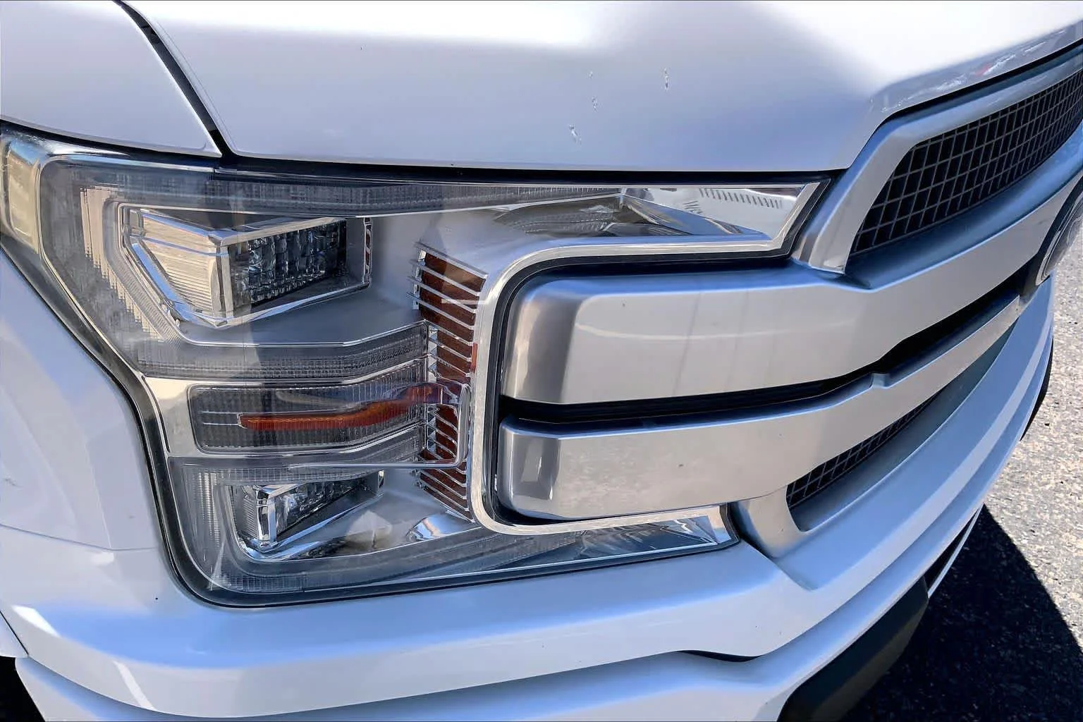 Used 2018 White Platinum Metallic Tri-Coat Ford Platinum image 24
