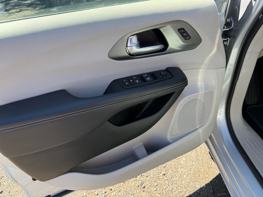 Used 2024 Silver Chrysler Touring L image 11