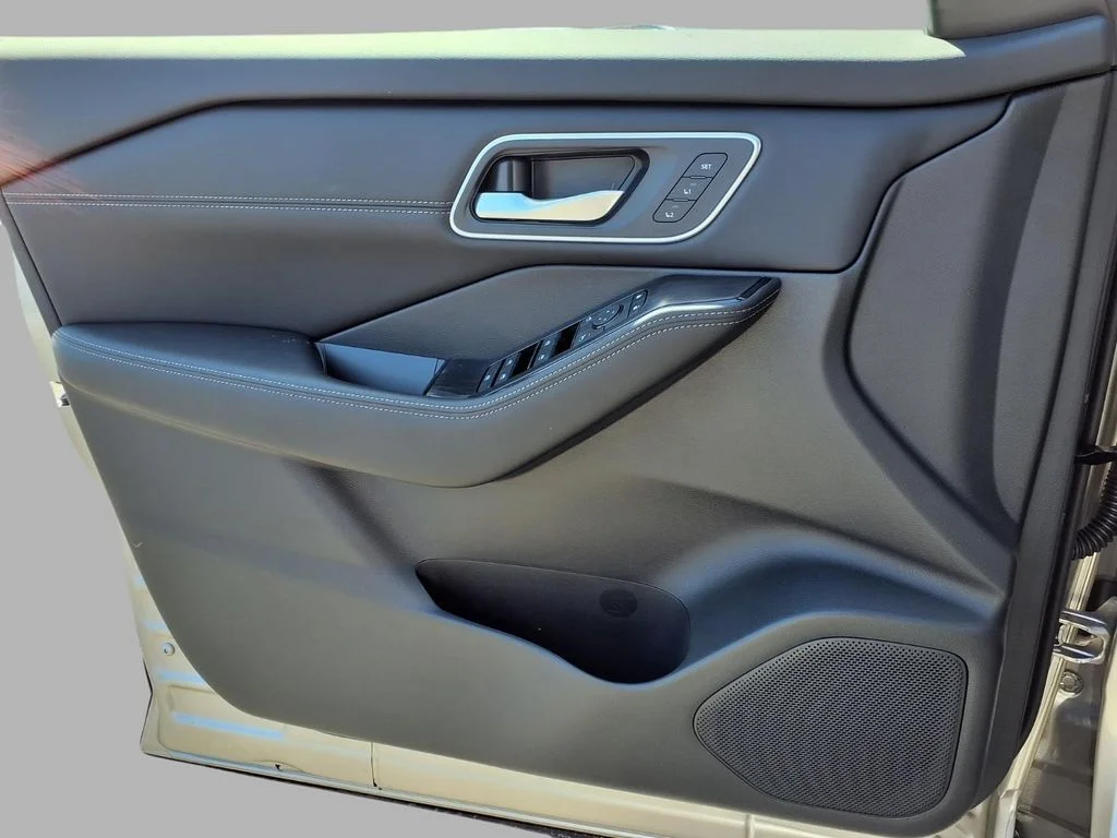 New 2026 Champagne Silver Metallic / Super Black Two-tone Nissan Platinum image 18