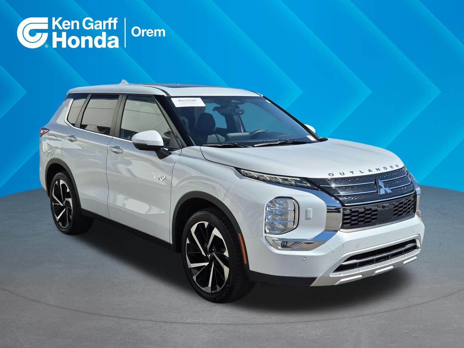 Used 2025 White Mitsubishi SE image 1