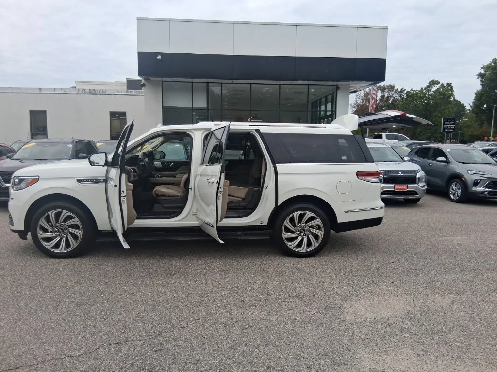 Used 2022 White Lincoln Reserve image 23
