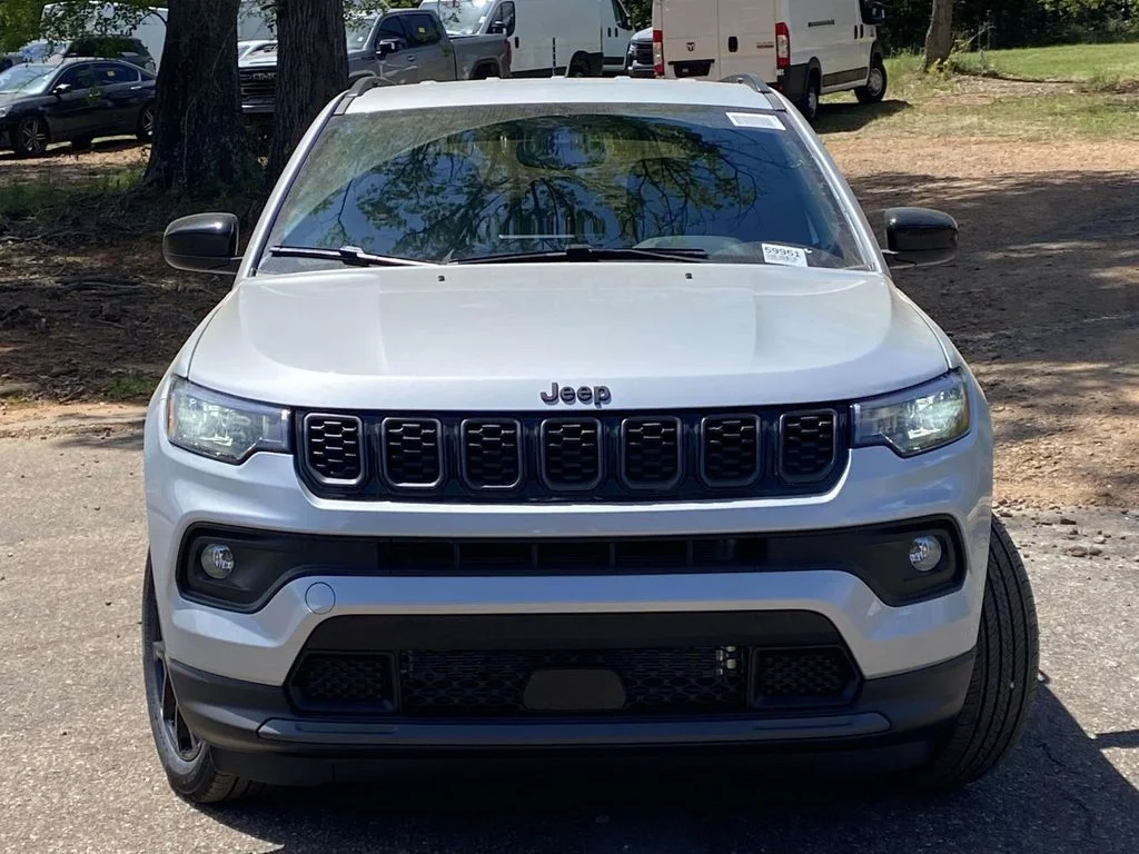 New 2026 Silver Zynith Metallic Clearcoat Jeep Latitude Altitude image 32