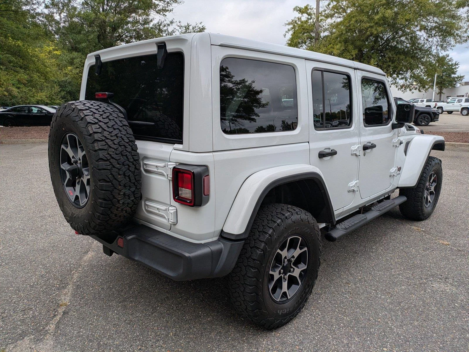 Used 2022 Bright White Clearcoat Jeep Unlimited Rubicon image 4