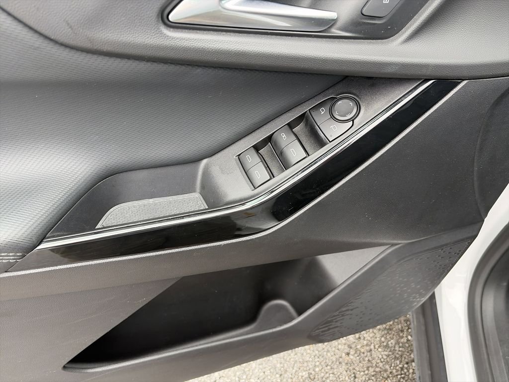 Used 2025 White Chevrolet LT image 18