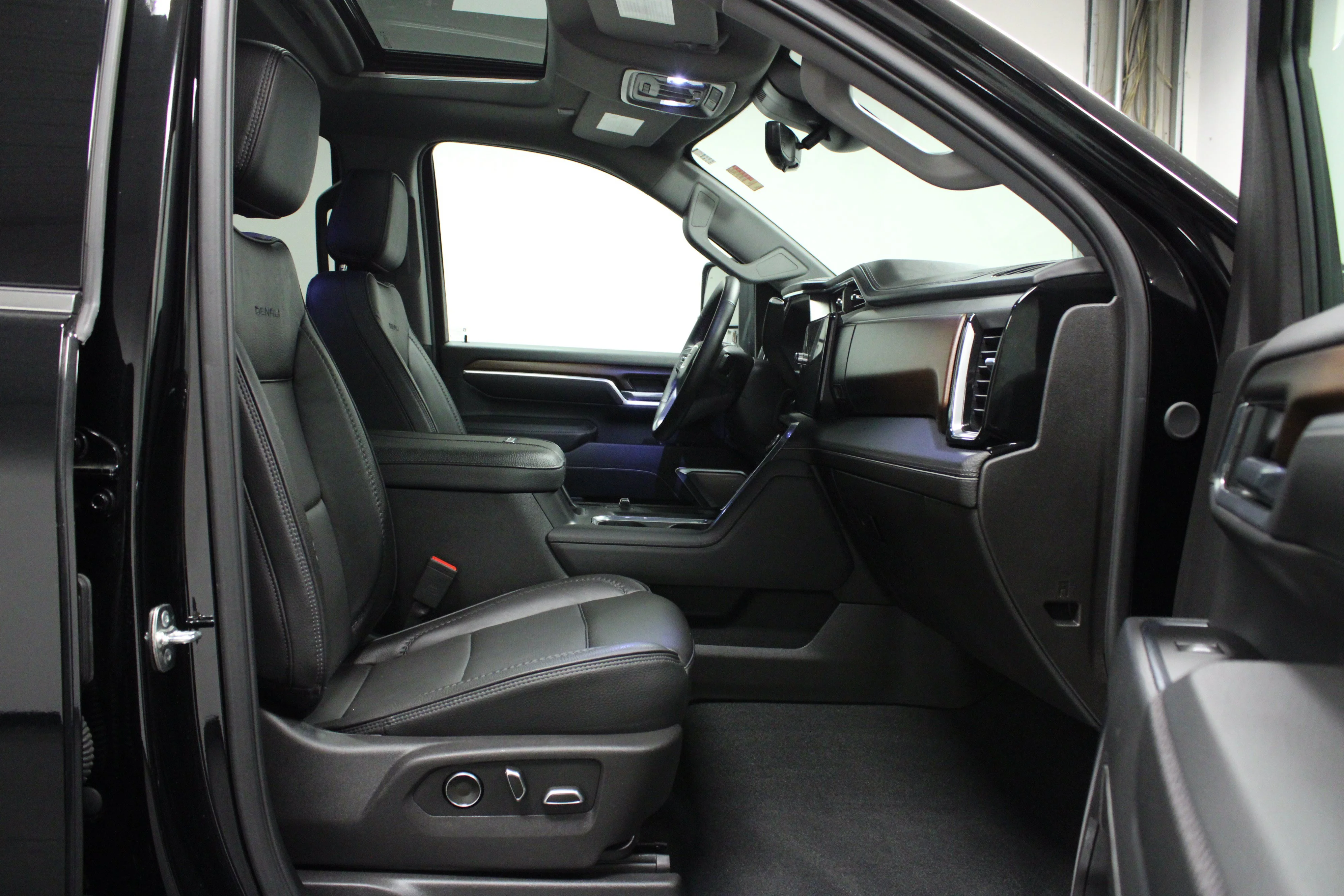 Used 2025 Black GMC Denali image 16