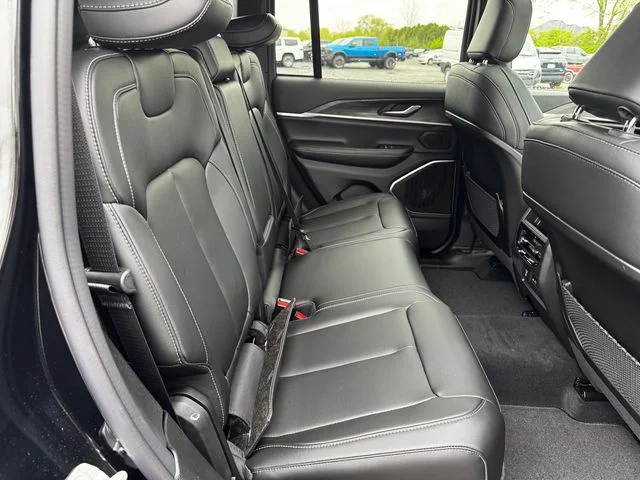 New 2026 Diamond Black Crystal Pearl-Coat Exterior Paint Jeep Limited image 17