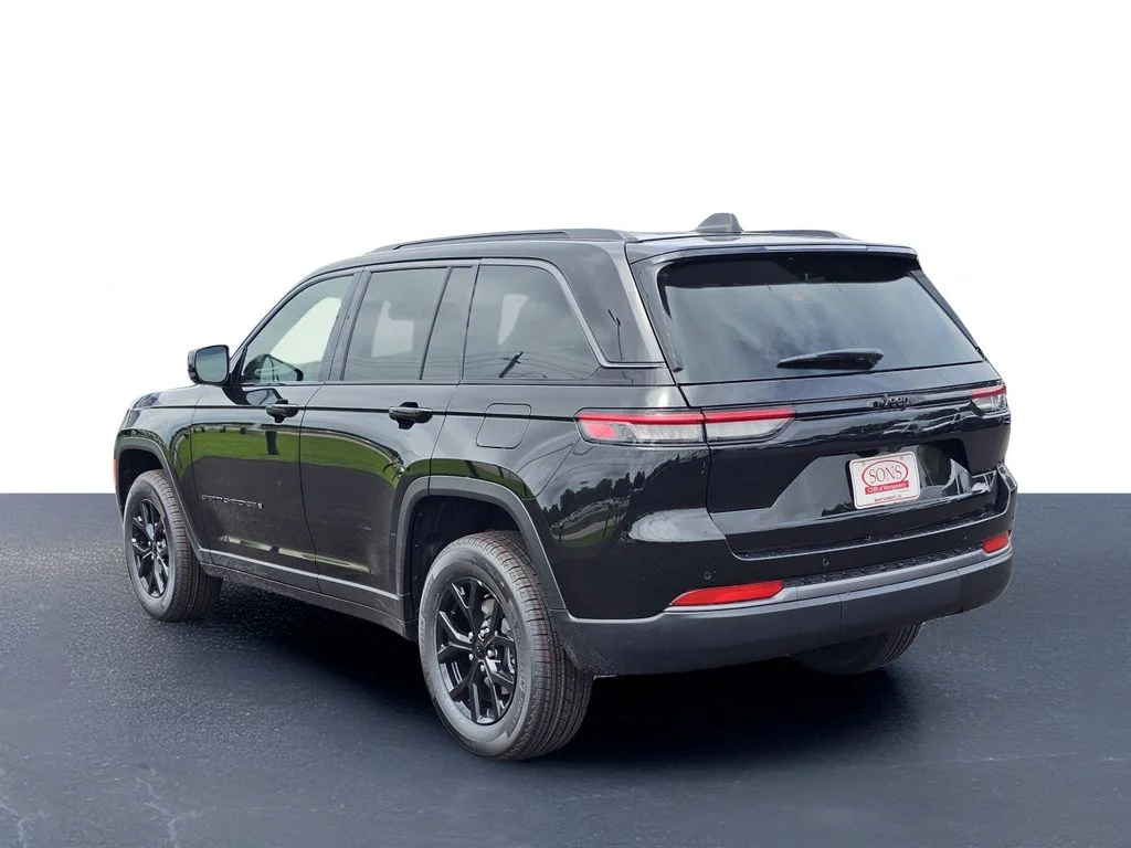 New 2026 Diamond Black Crystal Pearl-Coat Exterior Paint Jeep Altitude image 12