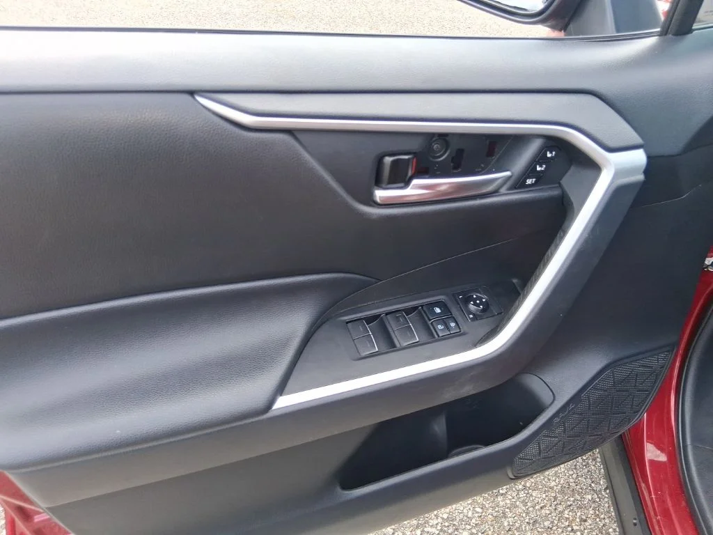 Used 2022 Red Toyota XLE Premium image 11