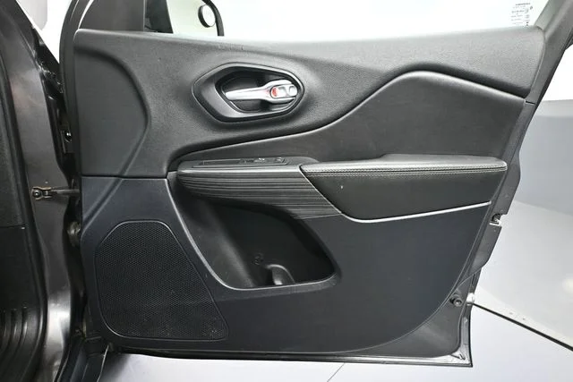 Used 2016 Gray Jeep Latitude image 41