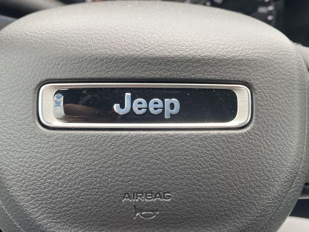 New 2026 Bright White Clear-Coat Exterior Paint Jeep Limited Altitude image 28