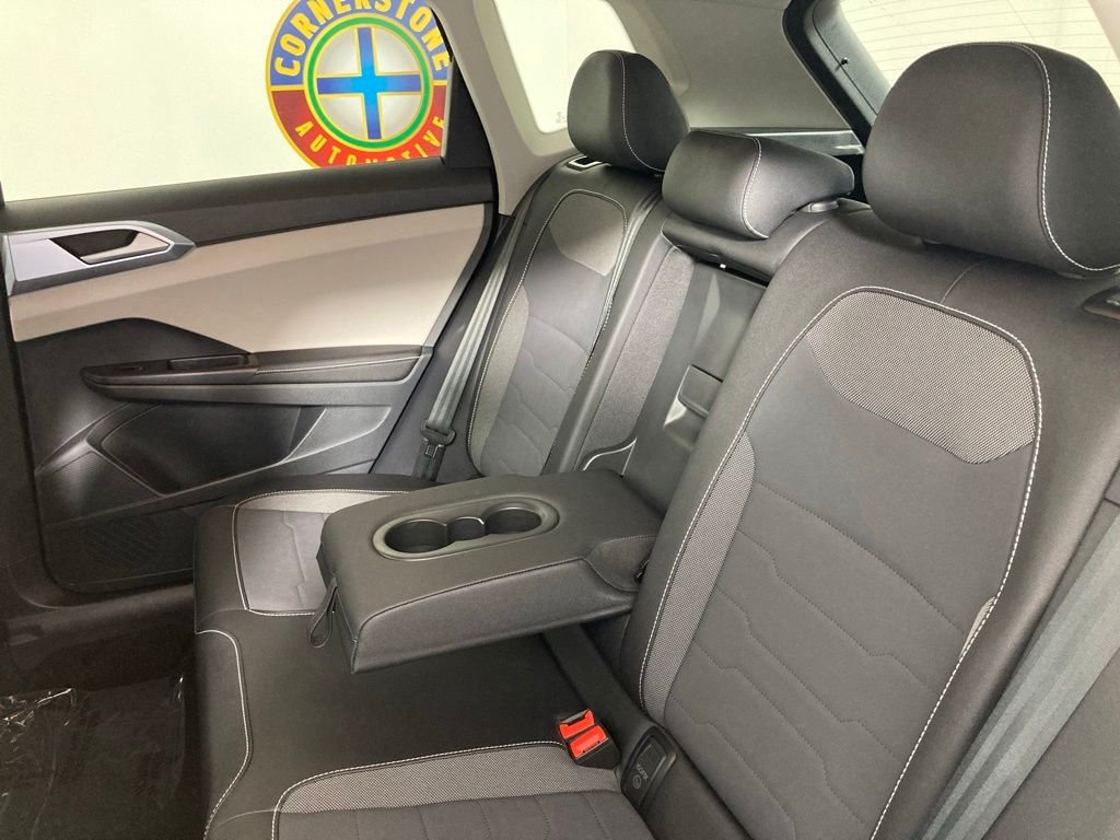 Used 2025  Volkswagen SE image 17