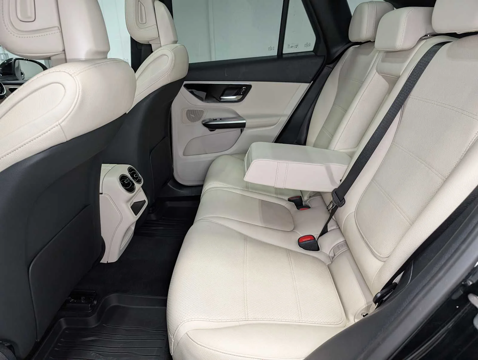 Used 2026  Mercedes-Benz GLC 300 image 22