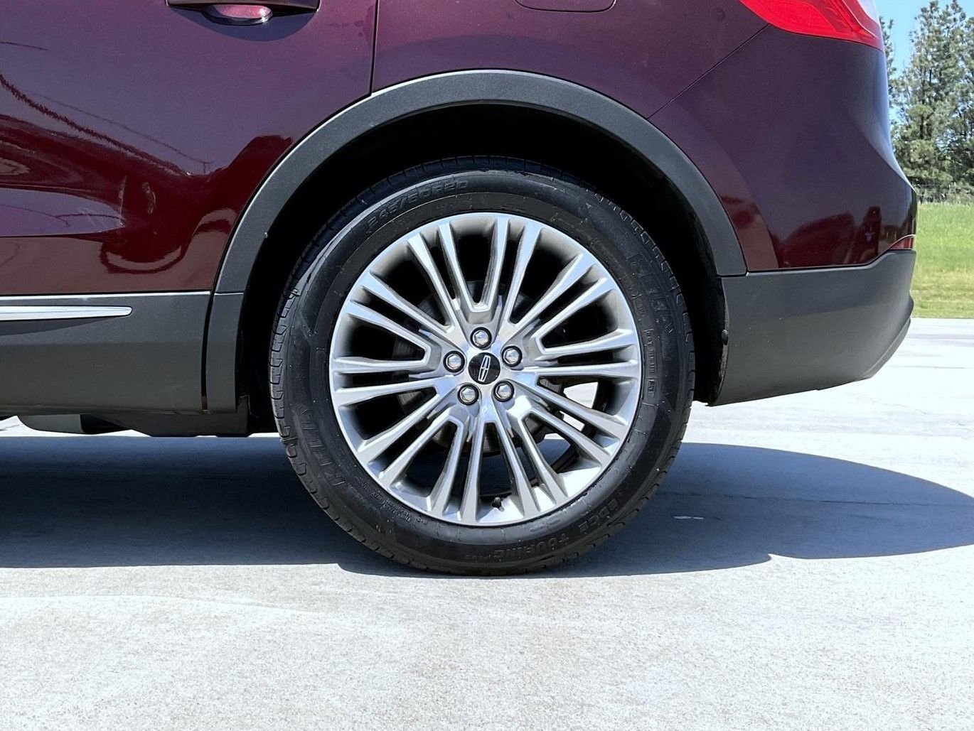 Used 2017 Red Lincoln Reserve image 23
