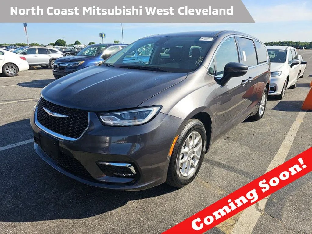 2023 Chrysler Pacifica Touring L's photo