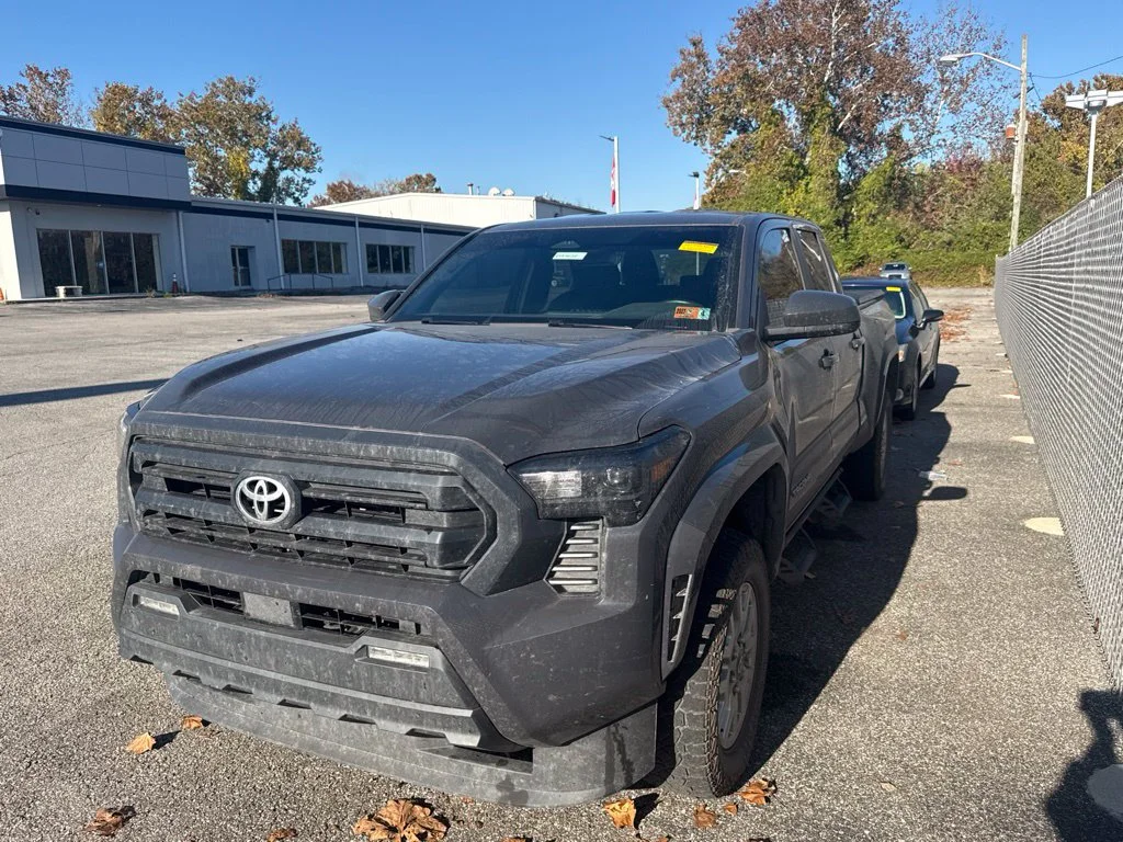 Used 2025  Toyota SR5 image 3