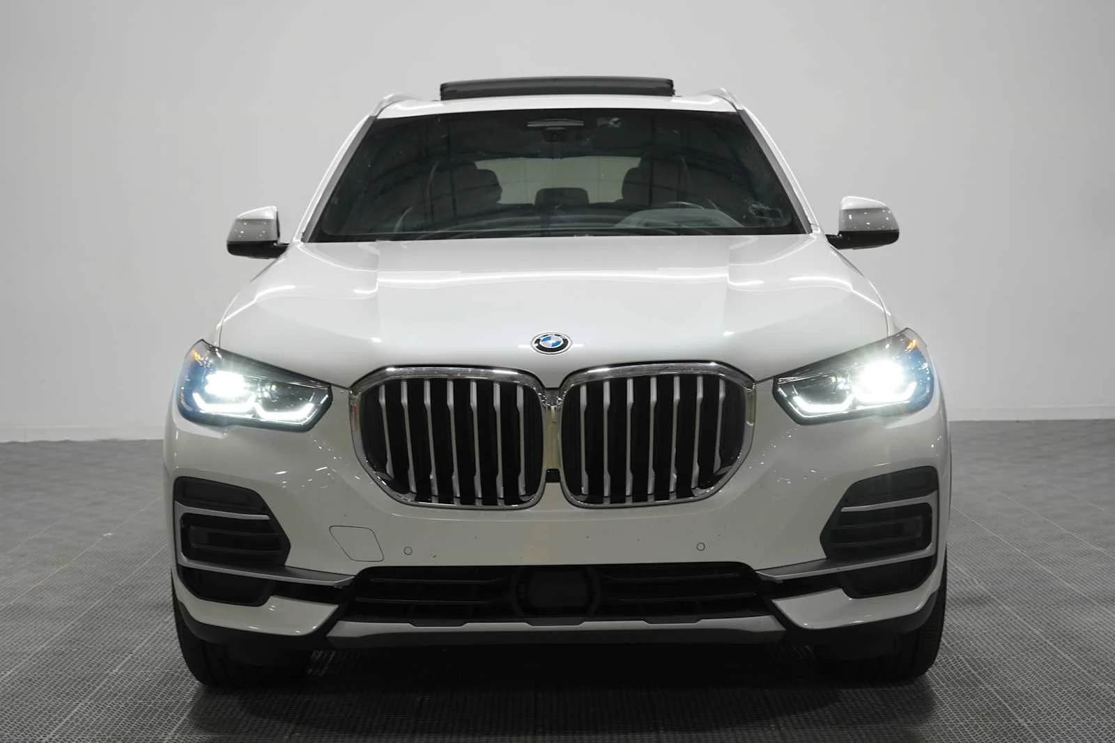Certified Used 2023 Mineral White Metallic BMW xDrive40i image 2