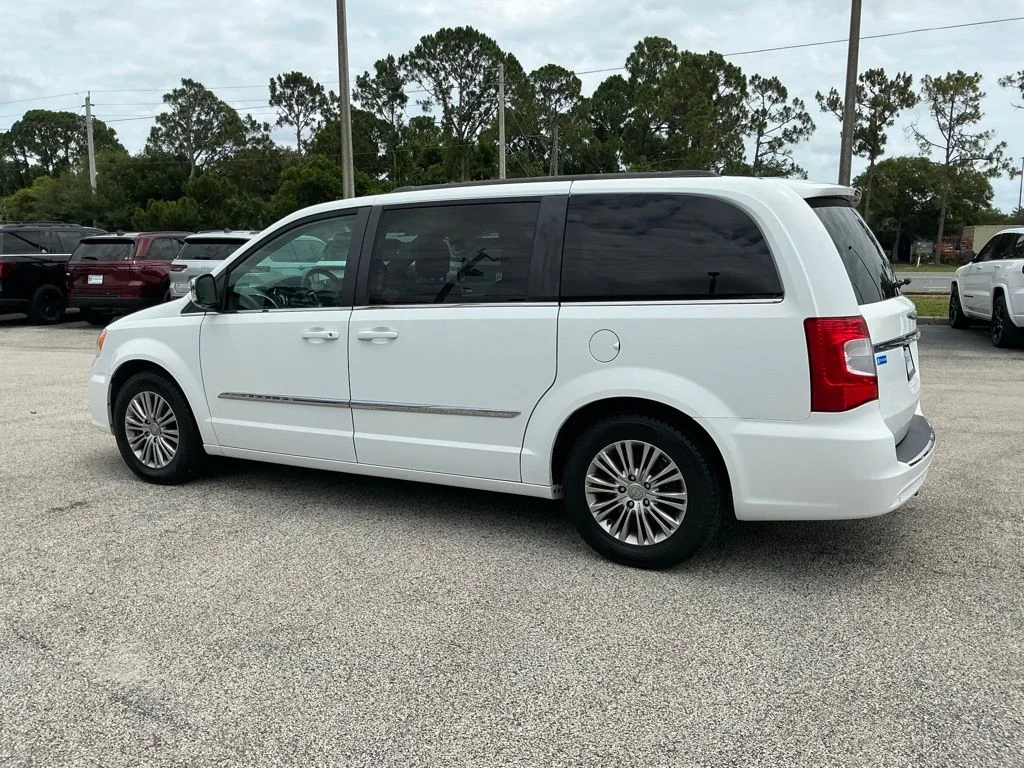Used 2014 White Chrysler Touring-L image 5