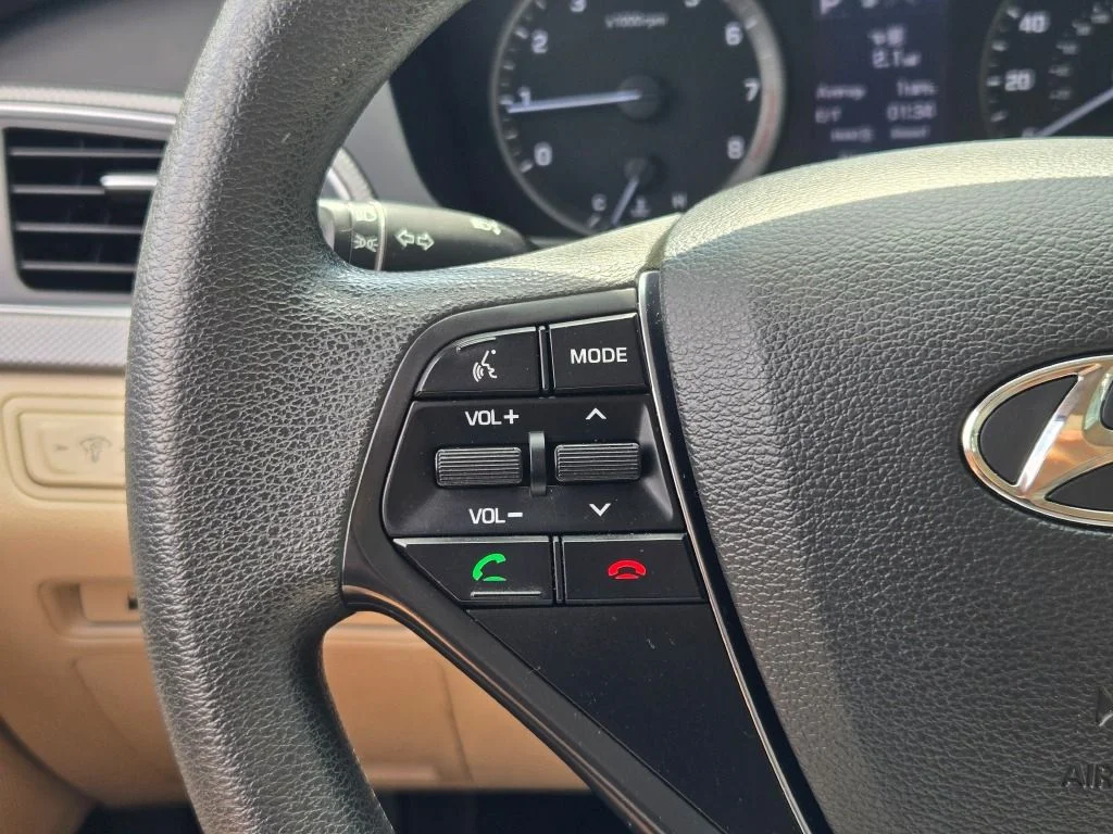 Used 2017 Black Hyundai SE image 27