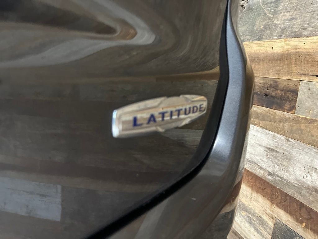 Used 2022 Crystal Metallic Jeep Latitude image 20