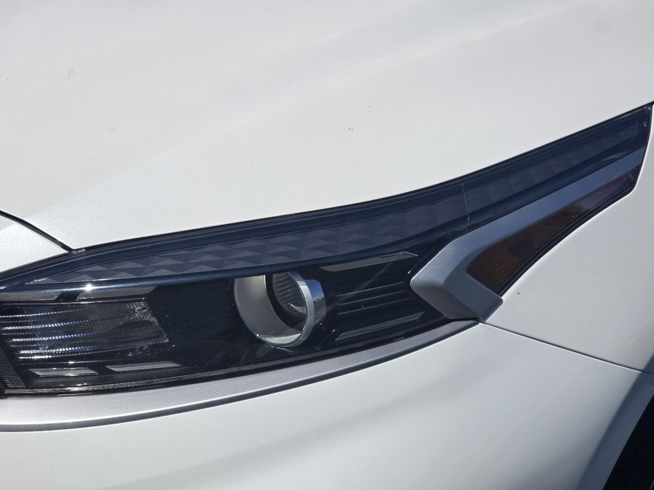Used 2023 White Kia LXS image 18