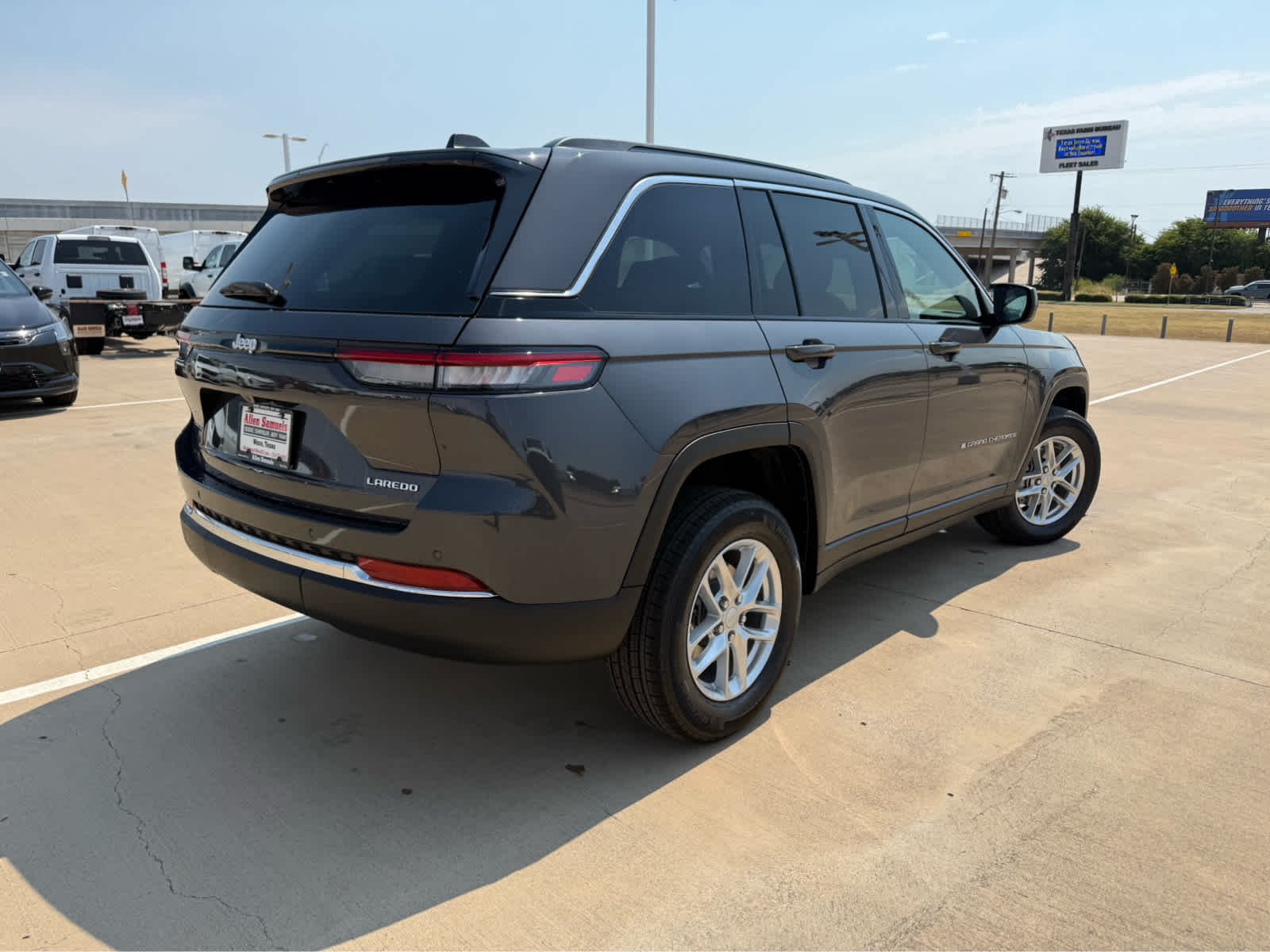 New 2026 Baltic Gray Metallic Clear-Coat Exterior Paint Jeep Laredo image 6