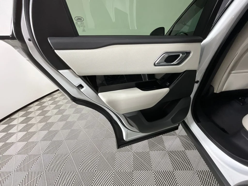 Used 2023 White Land Rover R-Dynamic S MHEV image 27