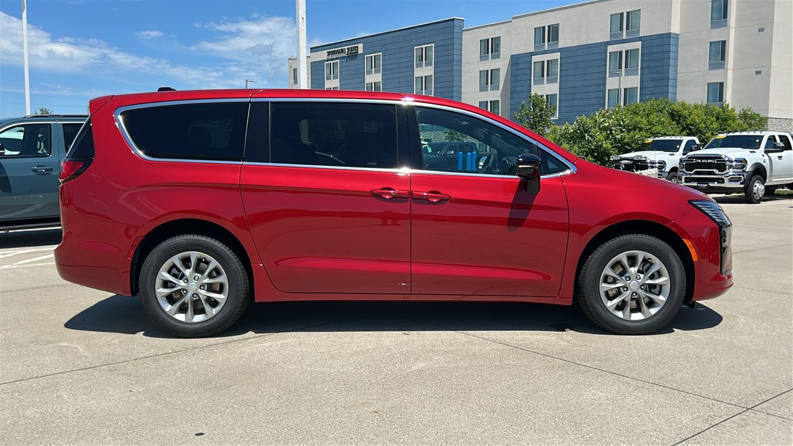 New 2027 Red Hot Pearl-Coat Exterior Paint Chrysler Select image 3