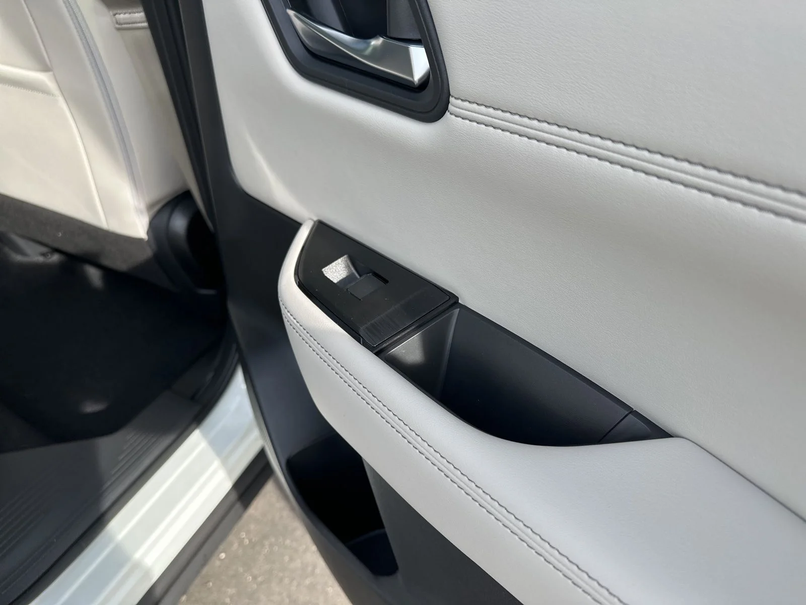 New 2026 Everest White Pearl TriCoat Nissan Dark Armor™ image 30