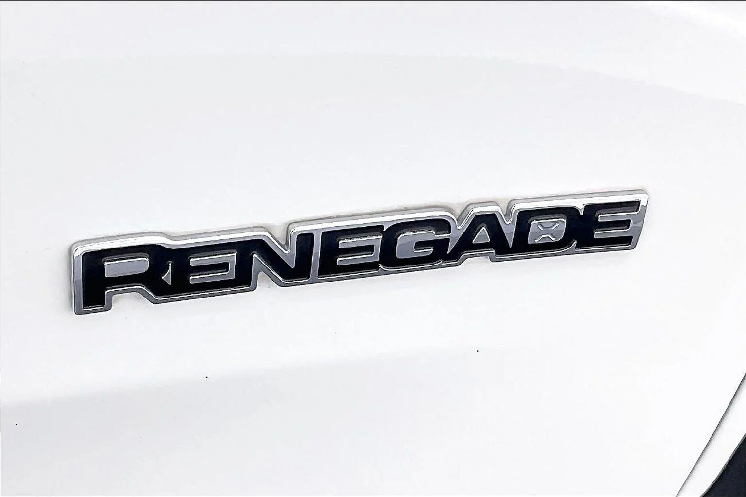 Used 2022 Alpine White Clearcoat Jeep Latitude image 30