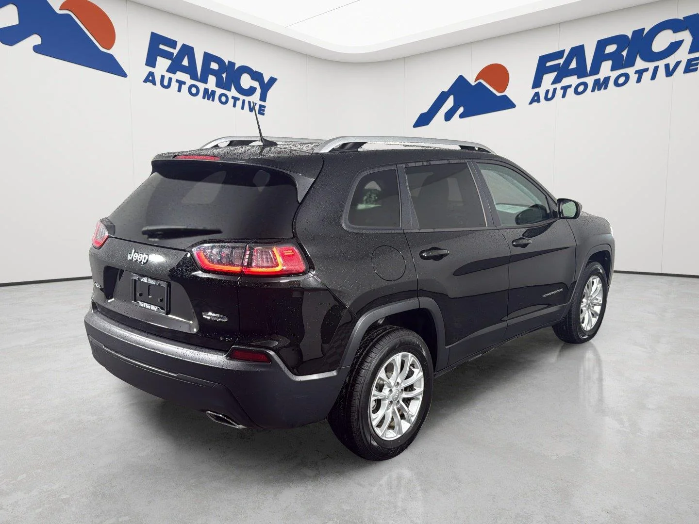 Used 2020 Diamond Black Crystal Pearlcoat Jeep Latitude image 20