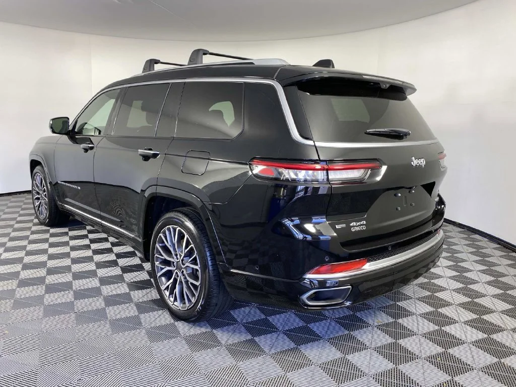 Used 2021 Diamond Black Jeep Summit image 6