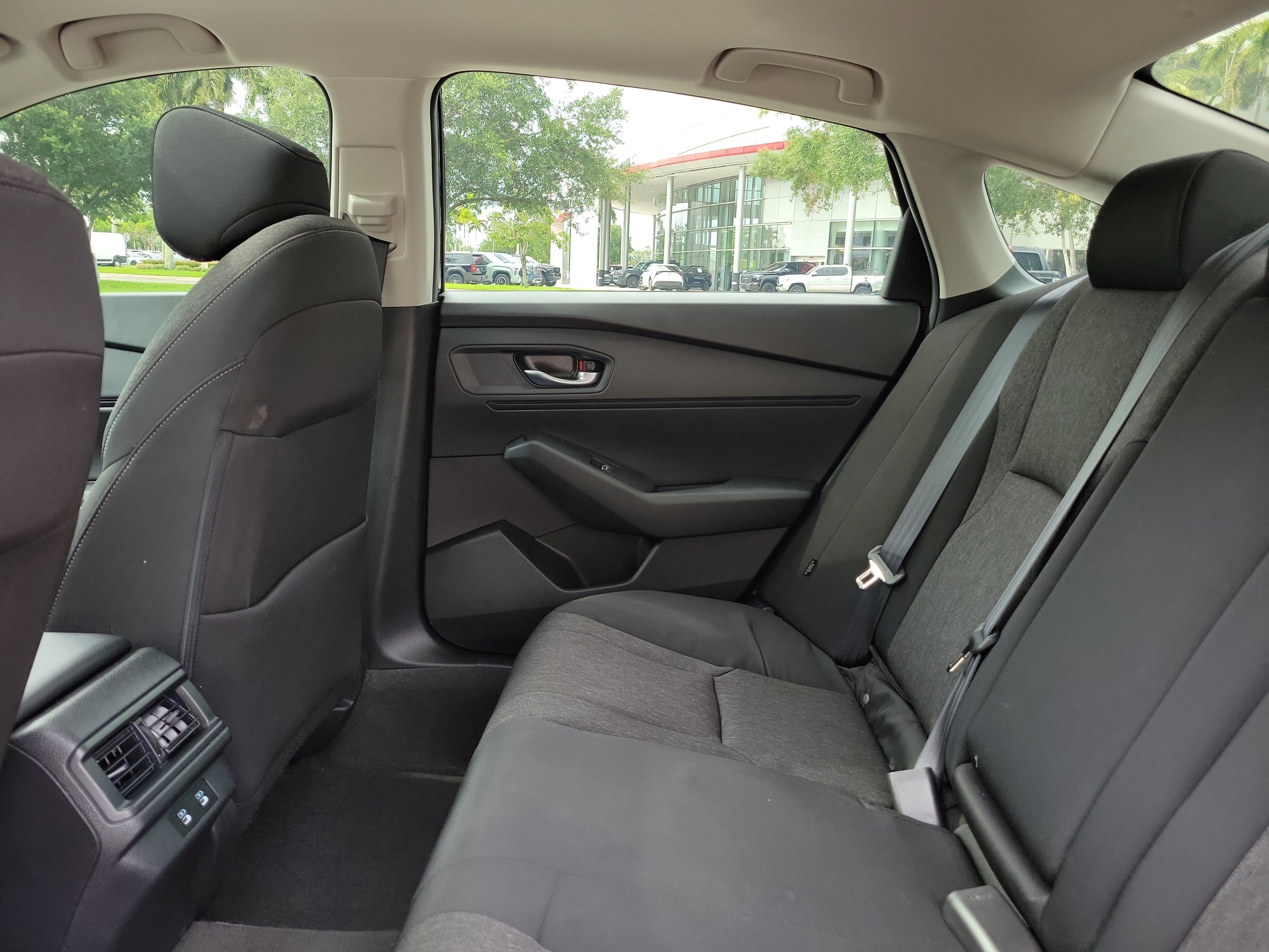 Used 2025 Platinum White Pearl Honda SE image 12