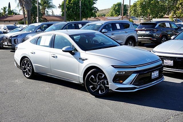 Used 2024 Silver Hyundai SEL image 2