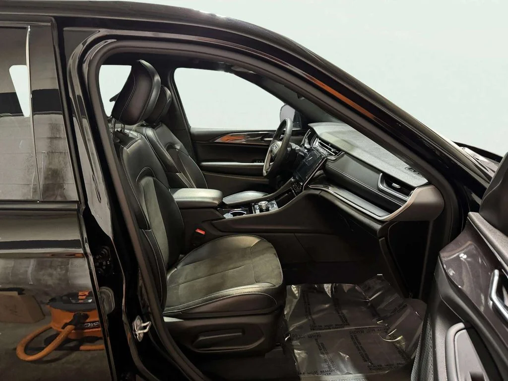 Used 2023 Black Jeep Altitude image 27