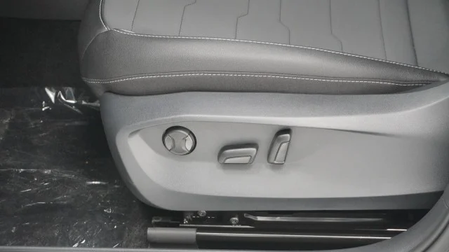 New 2026 Pure White w/Deep Black Roof Volkswagen SE Black image 17