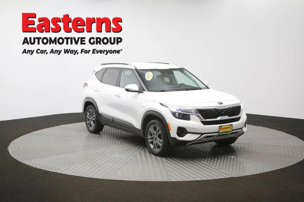 Used 2021 White Kia S image 48