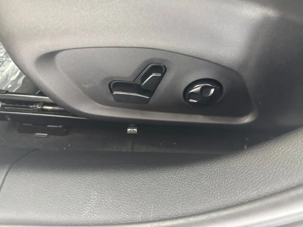 Used 2018 Gray Jeep Latitude image 13