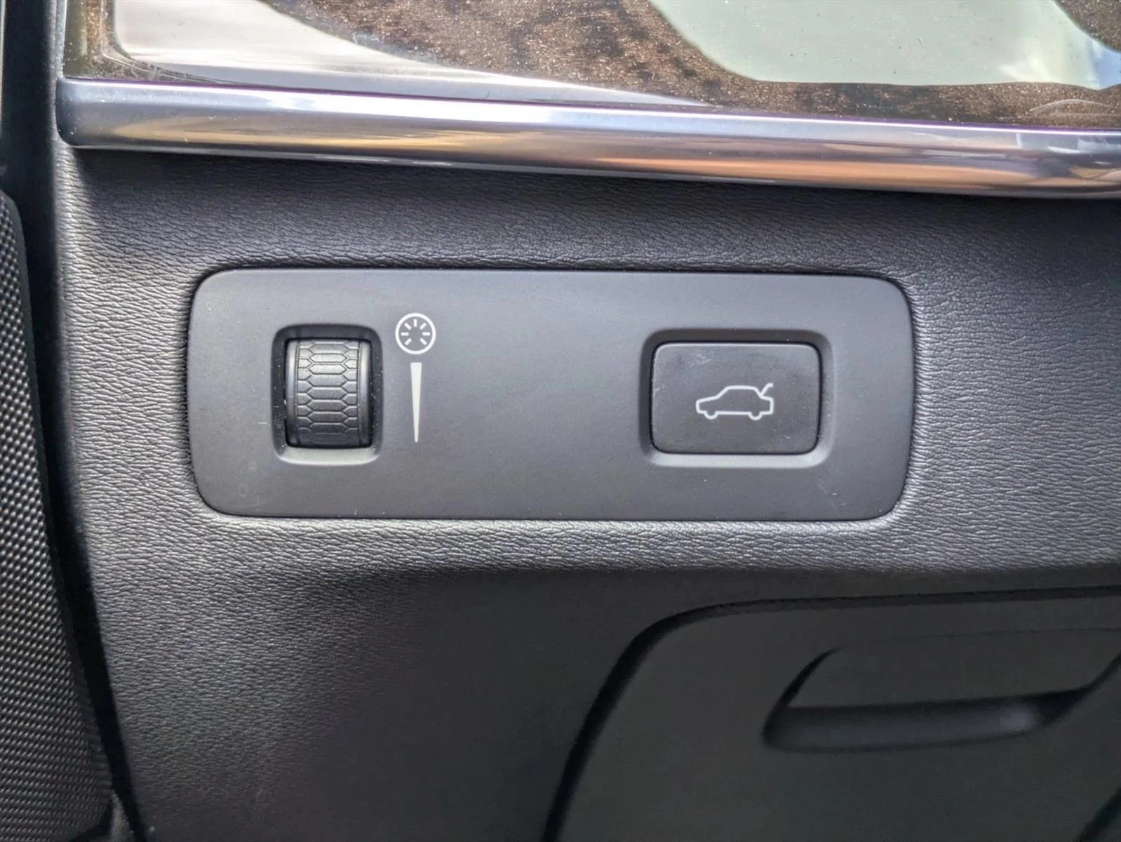 Used 2018 Onyx Black Metallic Volvo Momentum image 12