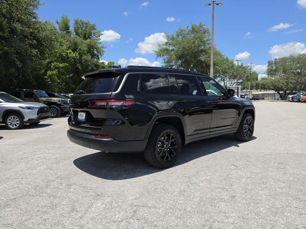 New 2026 Diamond Black Crystal Pearl-Coat Exterior Paint Jeep Altitude image 4