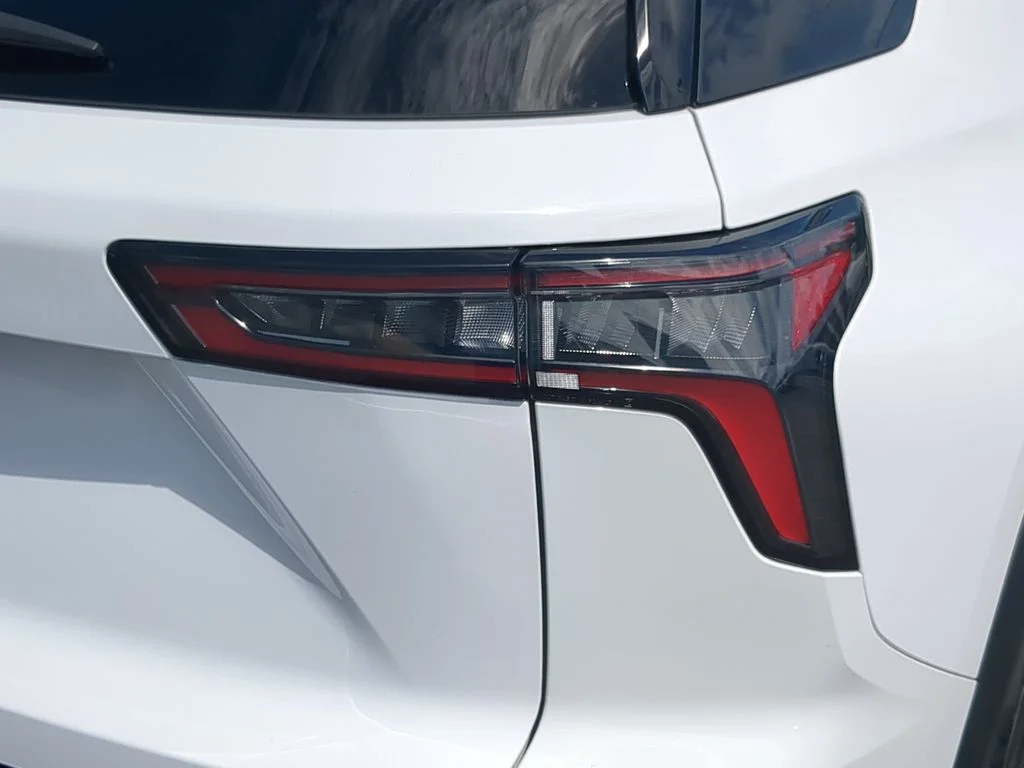 Used 2025 White Chevrolet LT image 8