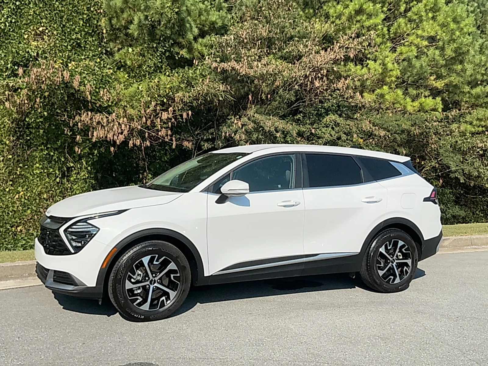 Used 2025 Glacial White Pearl Kia EX image 4
