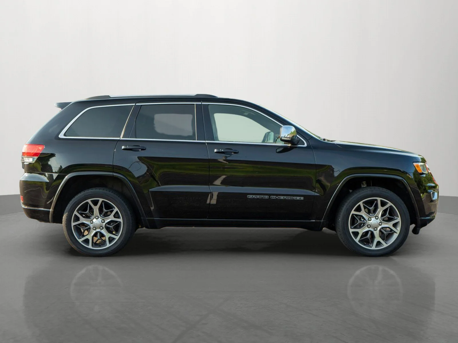 Used 2020 Diamond Black Crystal Pearlcoat Jeep Overland image 8