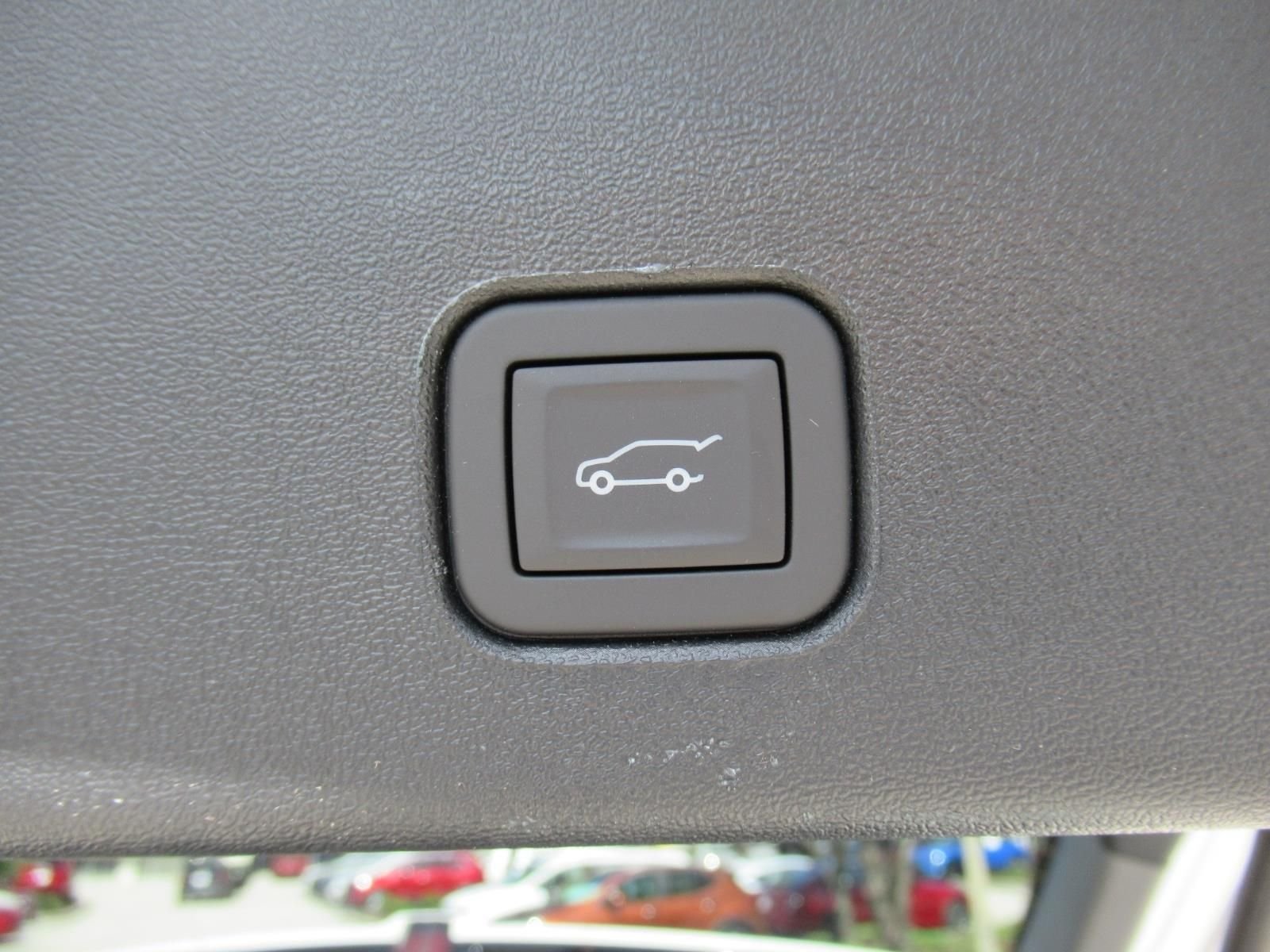 Used 2025 White Cadillac Luxury 2 image 37