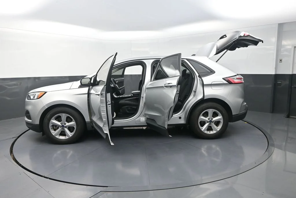 Used 2019 Silver Ford SE image 32